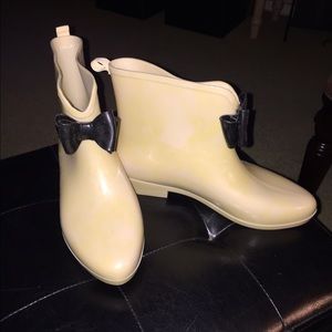 Rubber rain boot