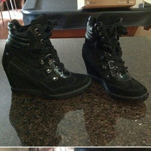 @laura2357 Guess wedge boots