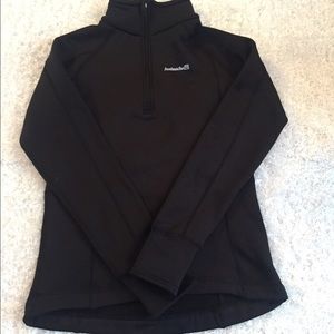 Avalanche size medium black pull over
