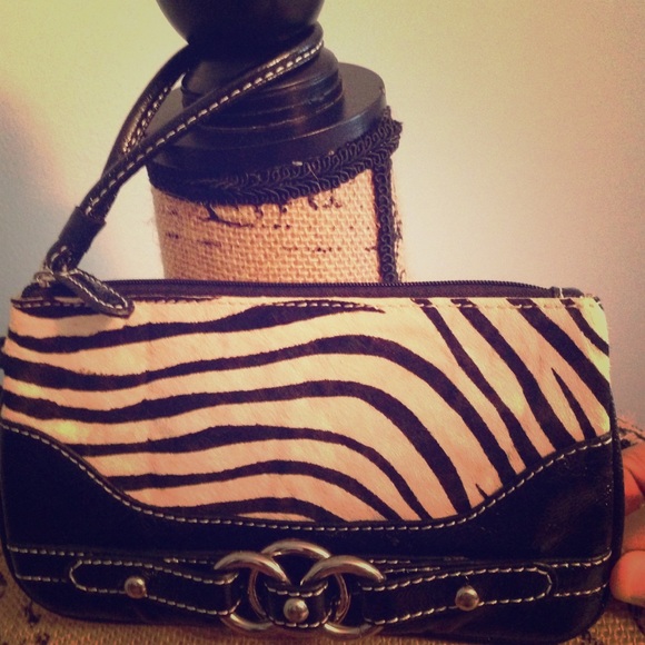 Wilson leather wristlet