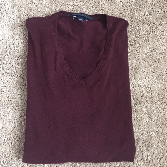 Men's maroon Gap v-neck sweater