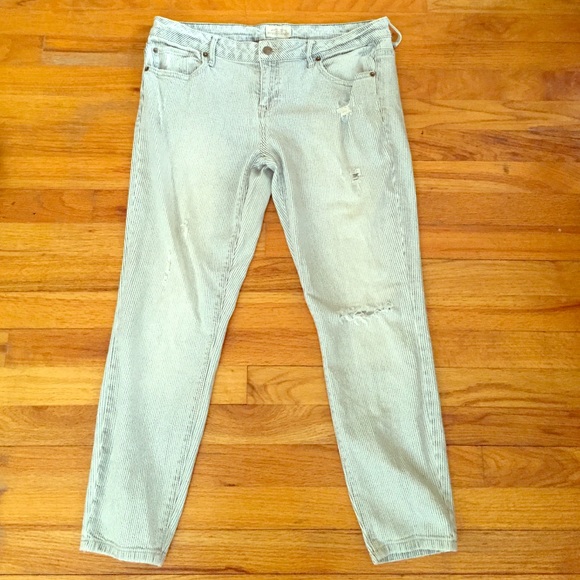 Aeropostale Seersucker Ripped Jeans.