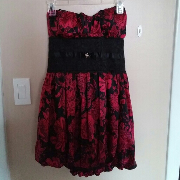 ๐NWT Red Strapless Dress w/ Laceโ๏ธ