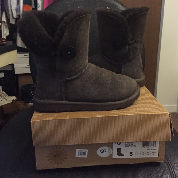 Short Baily Button Chocolate Uggs
