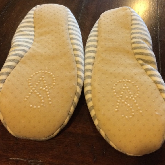 Victoria's Secret slippers 💋 - Picture 2 of 4