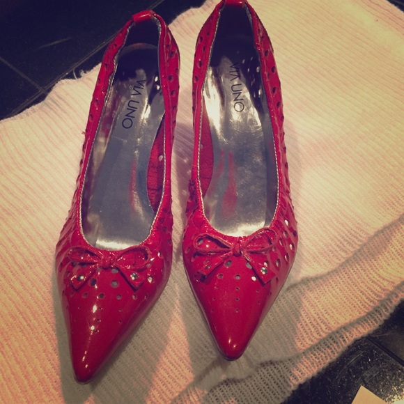Red pump shoes