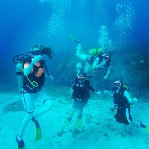 Meet Your Posher 💕 Hadassa - Picture 2 of 4