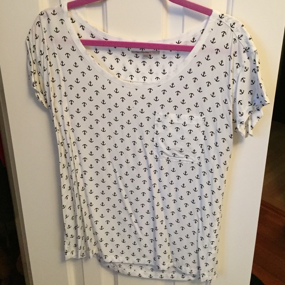 GAP navy & white anchor patterned tee.