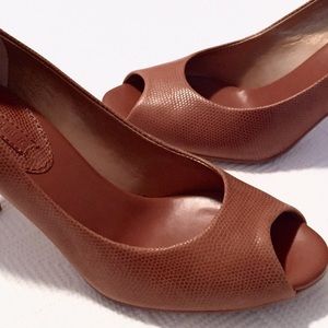 Banana Republic Shoes - 💗HOST PICK💗 br | jana peep toe pumps. Banana Republic Shoes - 💗HOST PICK💗 br | jana peep toe pumps.
