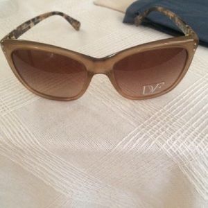 DVF sunglasses brand new(comes with DVF case)