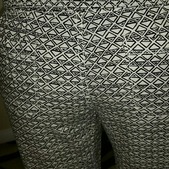 Small Pattern Pants - Picture 2 of 3