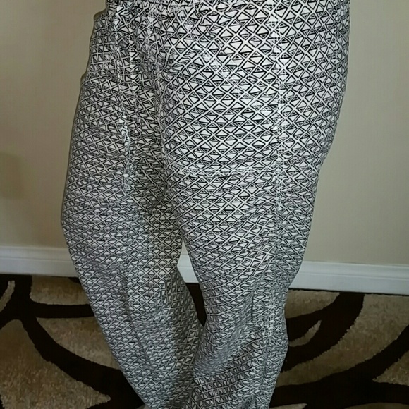 Small Pattern Pants - Picture 3 of 3