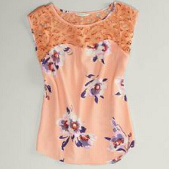 American Eagle Outfitters Tops - 💵sold💵Unique AE flowery blouse