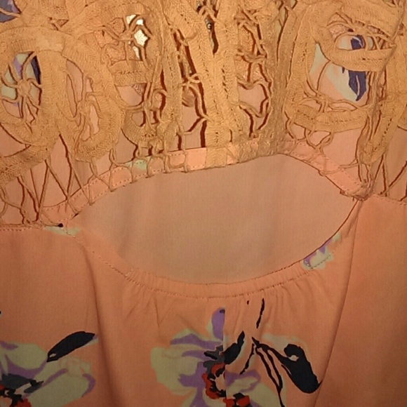 💵sold💵Unique AE flowery blouse - Picture 4 of 4