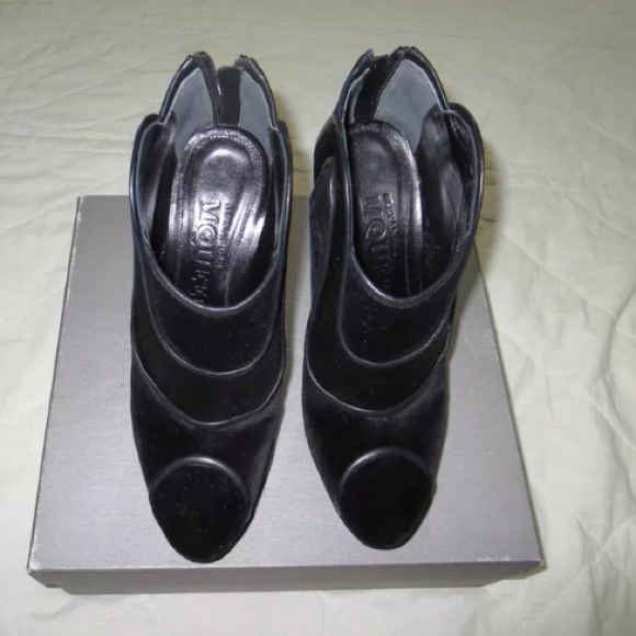SOLD, Authentic Alexander McQueen pump Sz 39