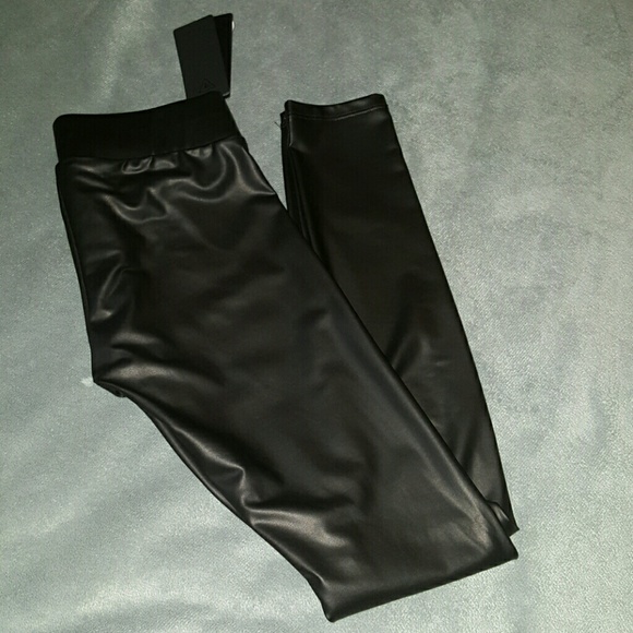 SOLD! Guess liquid leggings