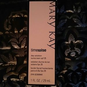 Mary Kay Day Solution SPF 25