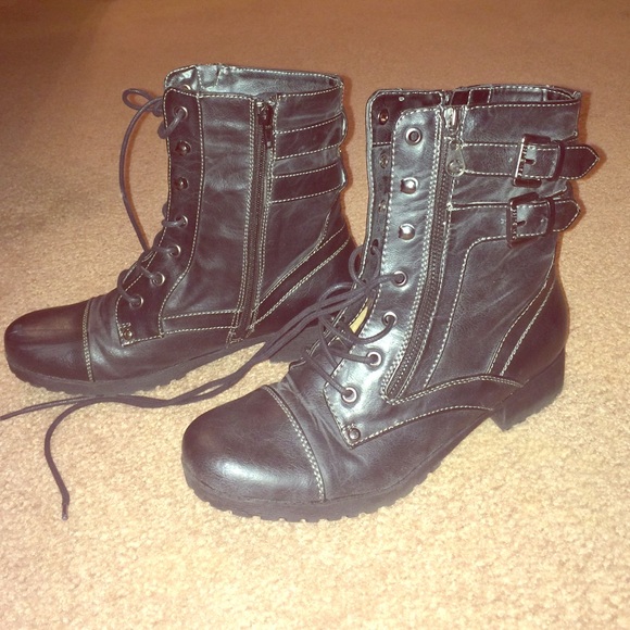 Guess black boots!