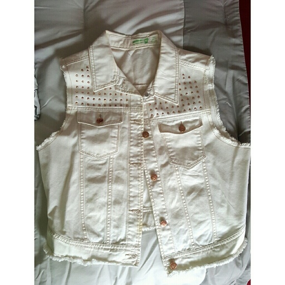 jean no sleeve white vest