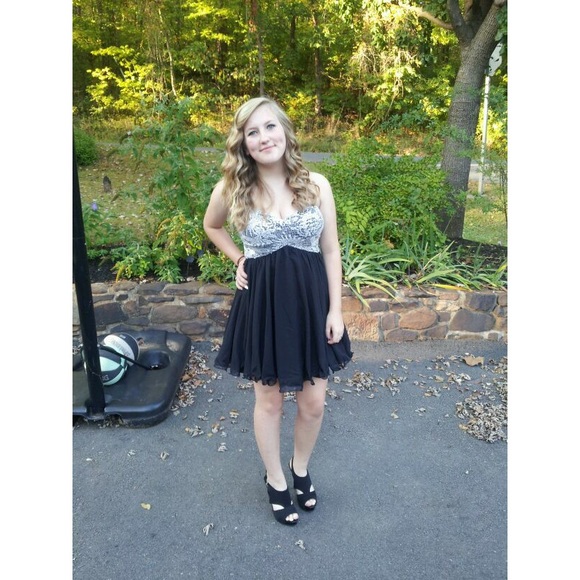 Black and white dress - Picture 4 of 4