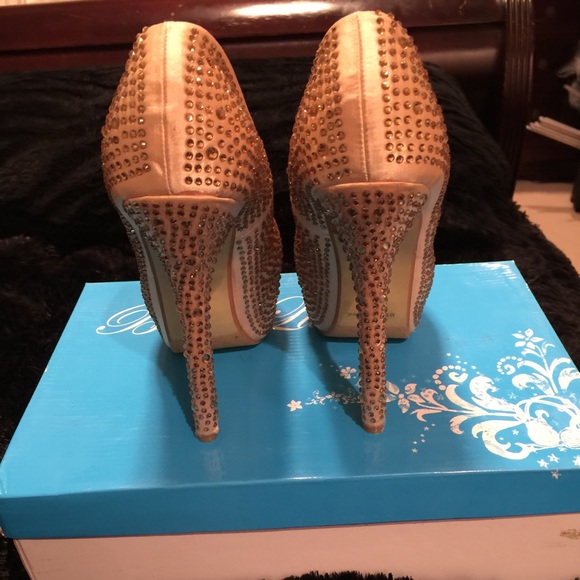 Shoes - Picture 3 of 4