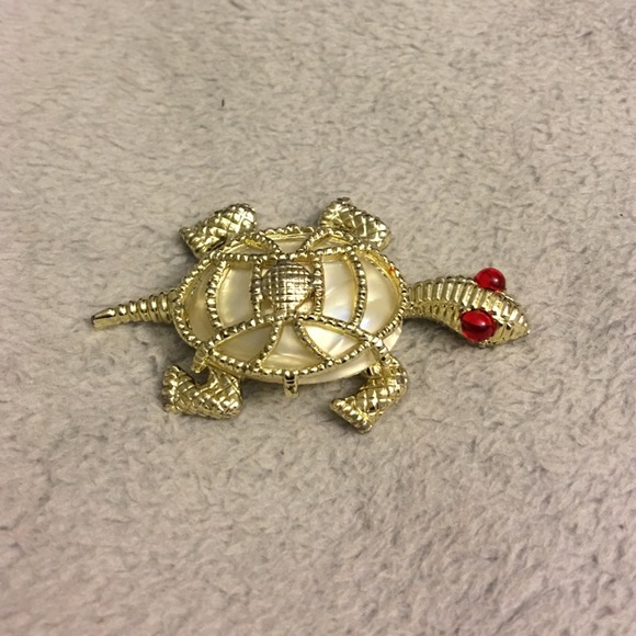 Turtle jacket pin