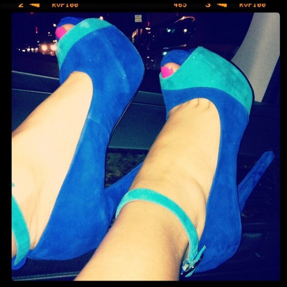 Blue pumps