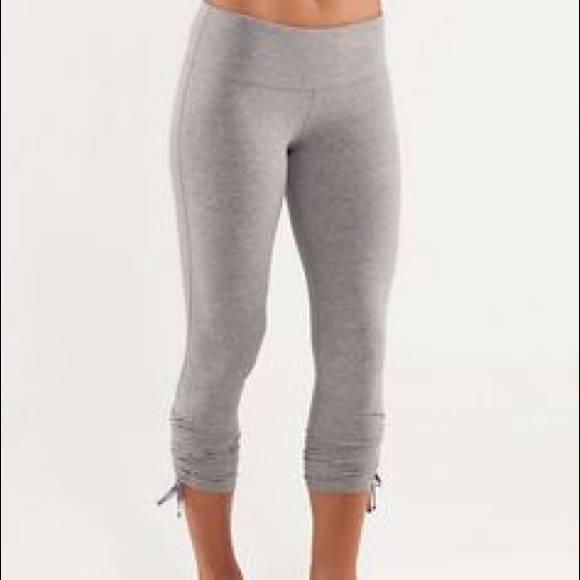 Lululemon Wandering Yogi Crop 6 EUC