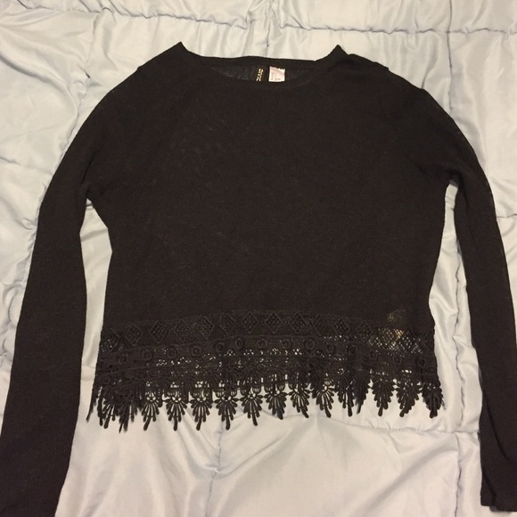 Thin knitted crop top with lacy bottom