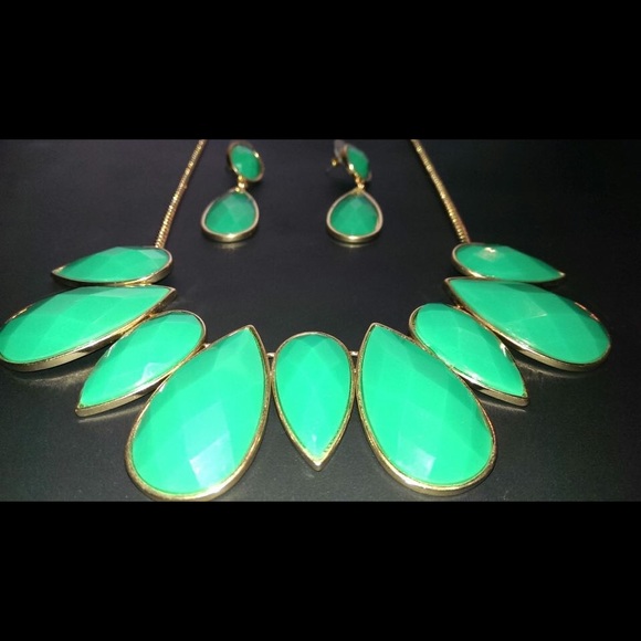Tear drop new without tags green Faux Gemstone set