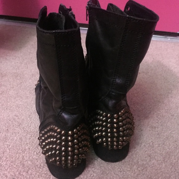 Boots - Picture 4 of 4
