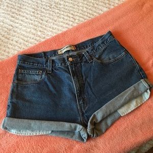 ✨V I N T A G E ✨ high waisted Levi shorts