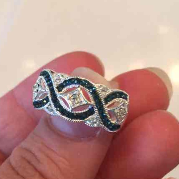 Jewelry - Silver plated ring size 7