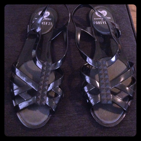 Black jelly sandals