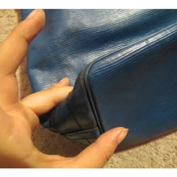 -SOLD- Louis Vuitton Epi Drawstring Purse - Picture 4 of 4