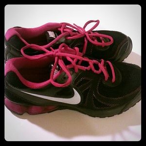 NIKE Womens Size 9