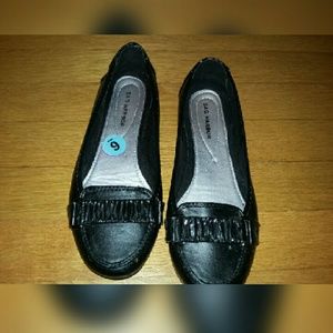 Black flat shoes