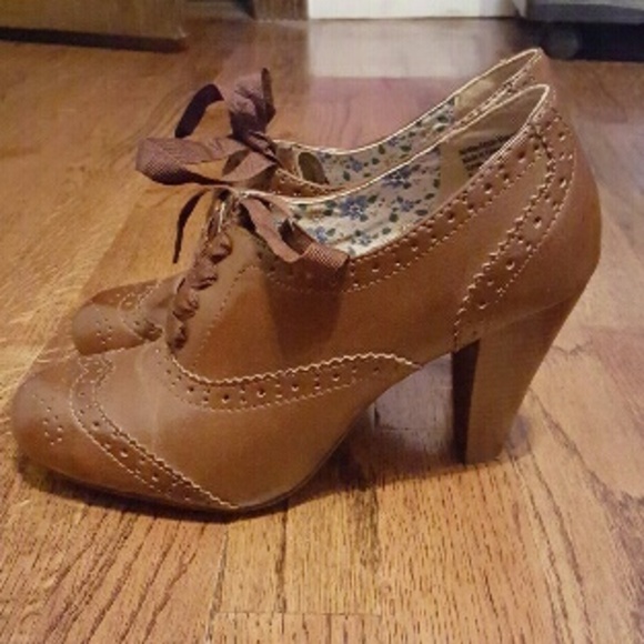 AEO Wingtip Heels