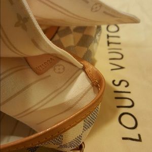 100% authentic no scratches 100% new