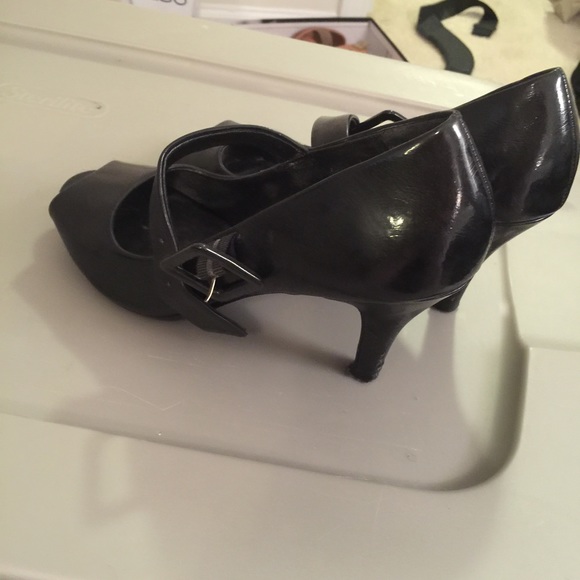 Cute Kenneth Cole open toe patent leather shoes
