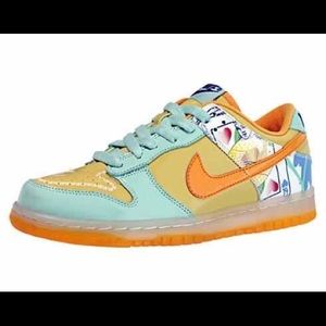 NIKE dunk low/Limited Edition Sz. 5/ Like New.