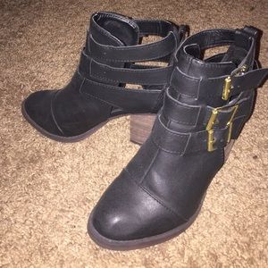 Cut out heeled booties 6.5