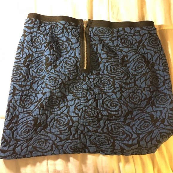 Mini skirt - Picture 2 of 2