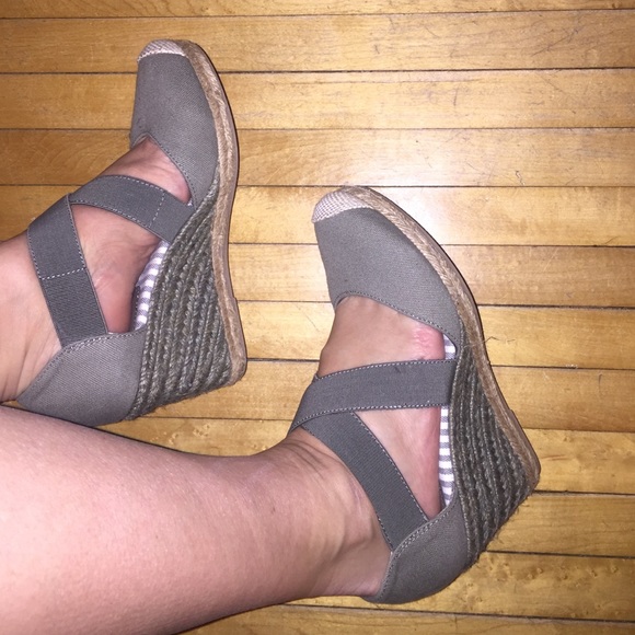 Additional pics. Listing in my closet - Picture 2 of 4