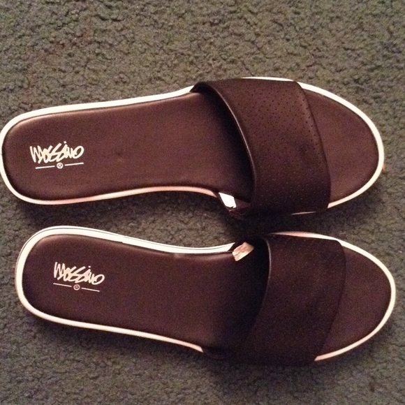 Mossimo black and white sandals