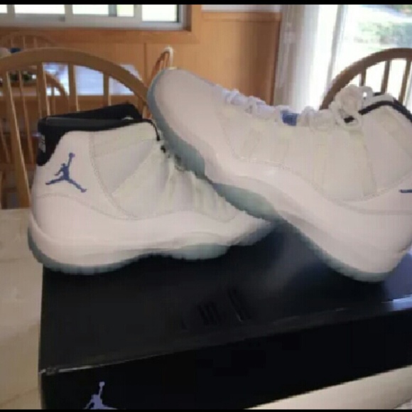 Air Jordan 11 - Picture 3 of 3