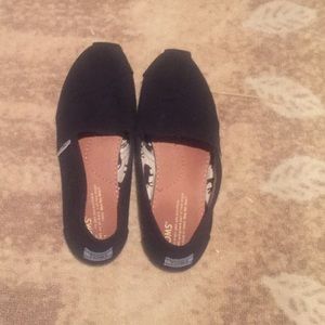Used black toms with white bottom size 7.5
