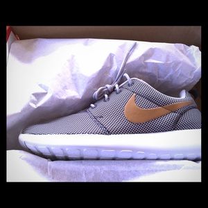 Grey Nike's - Gold Check. 7.5