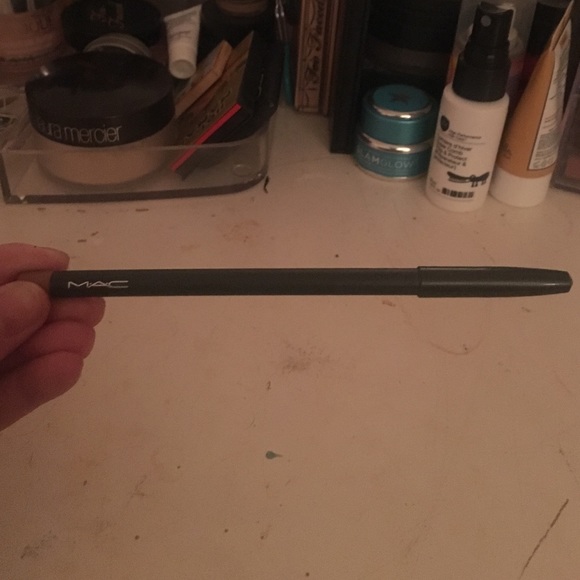 MAC lip liner in boldly bare