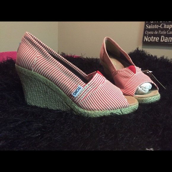Brand new wedge TOMS
